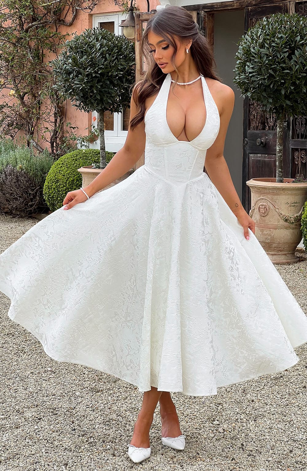 Niamh - Chic Sleeveless Dress with Elegant Deep V Embroidery