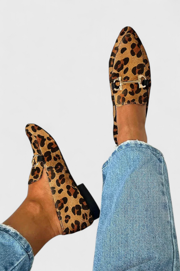 Lluvia Elegant Loafers with Engraved Pattern and Thin Heel